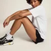 Camiseta blanca para mujer con una estrella plateada con purpurina en el frente