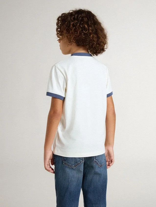 Camiseta blanca para niños con estampado azul