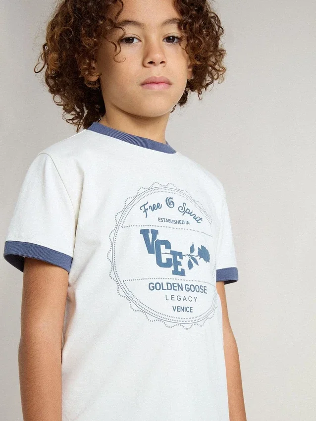 Camiseta blanca para niños con estampado azul