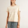 Camiseta color crema para mujer con detalles en rojo deslavado