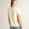 Camiseta color crema para mujer con detalles en rojo deslavado