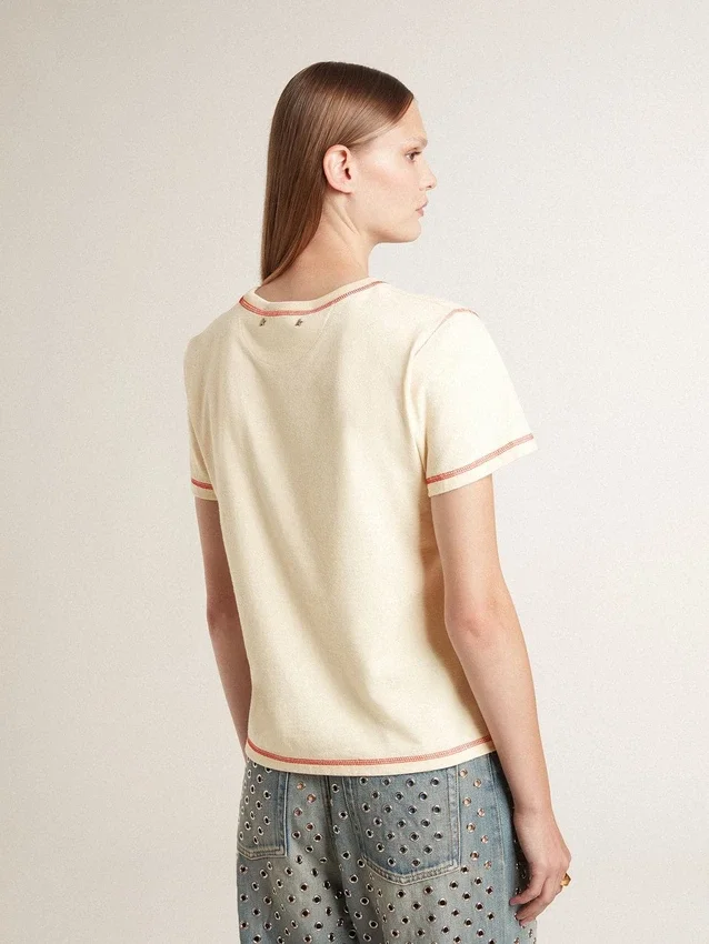 Camiseta color crema para mujer con detalles en rojo deslavado