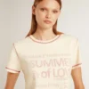 Camiseta color crema para mujer con detalles en rojo deslavado