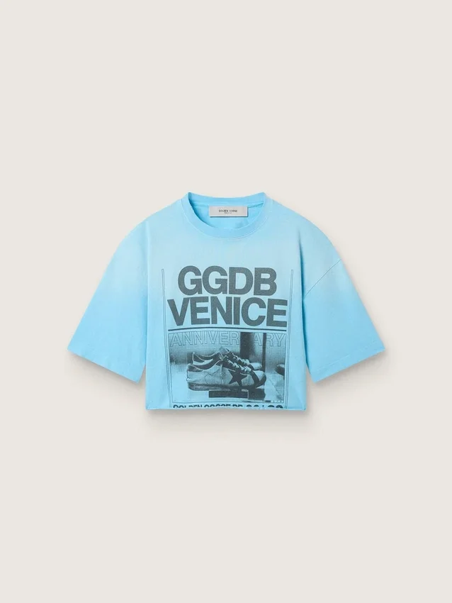 Camiseta corta para mujer en jersey de algodón azul claro con estampado gráfico