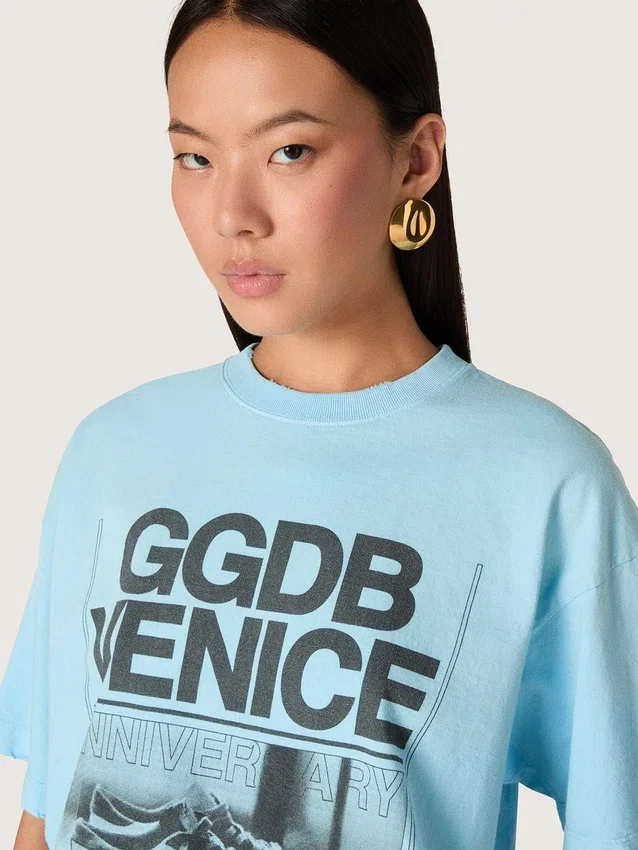 Camiseta corta para mujer en jersey de algodón azul claro con estampado gráfico