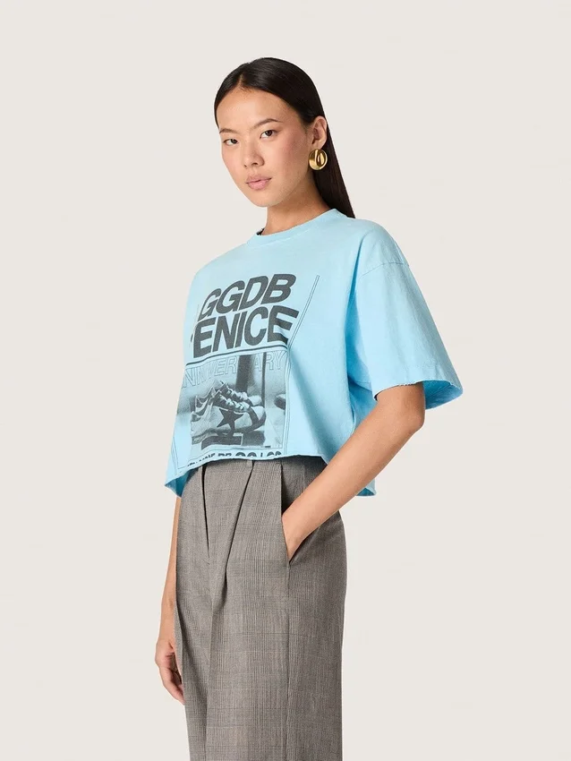 Camiseta corta para mujer en jersey de algodón azul claro con estampado gráfico