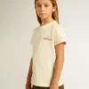 Camiseta de algodón para niñas en blanco desgastado con bordado rojo en el pecho