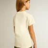 Camiseta de algodón para niñas en blanco desgastado con bordado rojo en el pecho