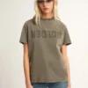 Camiseta de corte regular en verde oliva con letras doradas en el frente