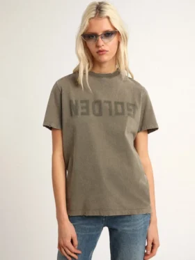 Camiseta de corte regular en verde oliva con letras doradas en el frente