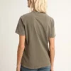 Camiseta de corte regular en verde oliva con letras doradas en el frente