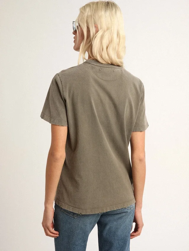 Camiseta de corte regular en verde oliva con letras doradas en el frente