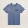 Camiseta de mujer azul claro descolorida con estampado en el pecho