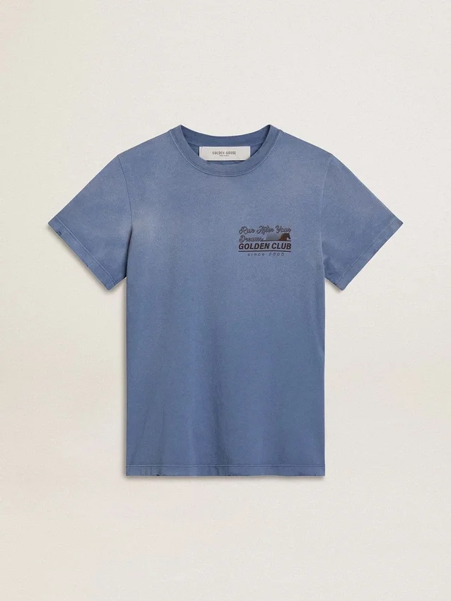 Camiseta de mujer azul claro descolorida con estampado en el pecho