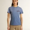 Camiseta de mujer azul claro descolorida con estampado en el pecho
