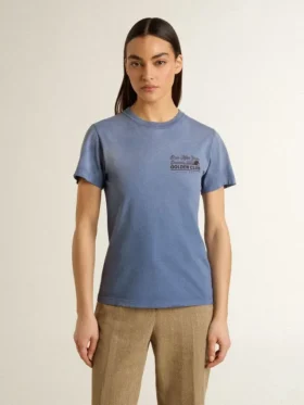 Camiseta de mujer azul claro descolorida con estampado en el pecho