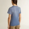 Camiseta de mujer azul claro descolorida con estampado en el pecho