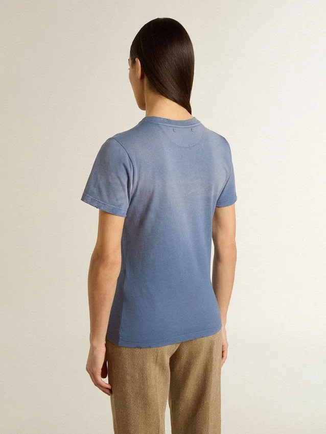 Camiseta de mujer azul claro descolorida con estampado en el pecho