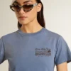Camiseta de mujer azul claro descolorida con estampado en el pecho