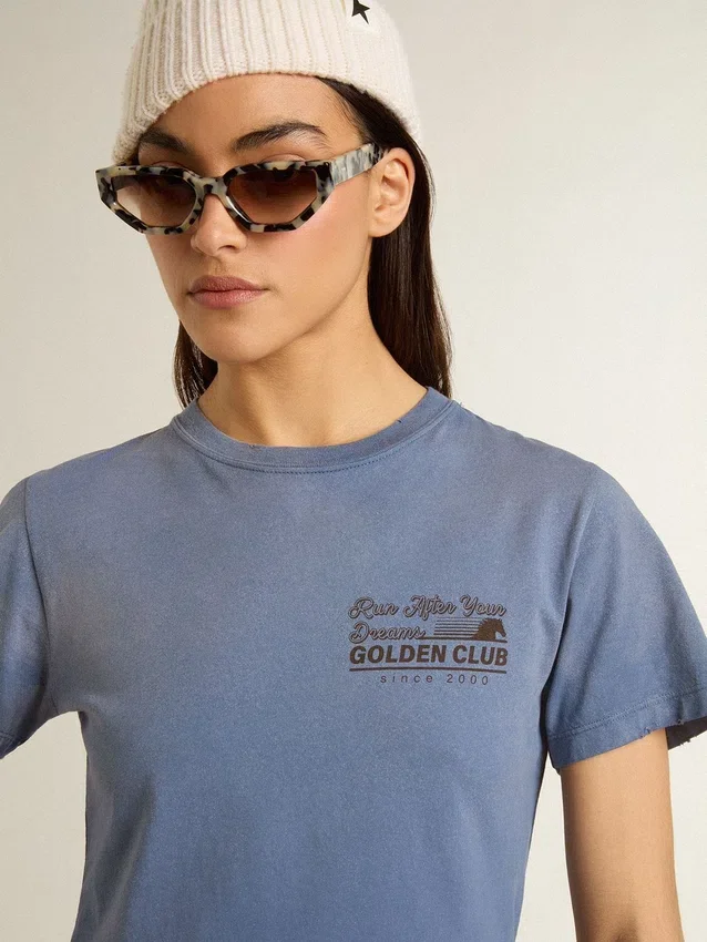 Camiseta de mujer azul claro descolorida con estampado en el pecho
