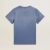 Camiseta de mujer azul claro descolorida con estampado en el pecho