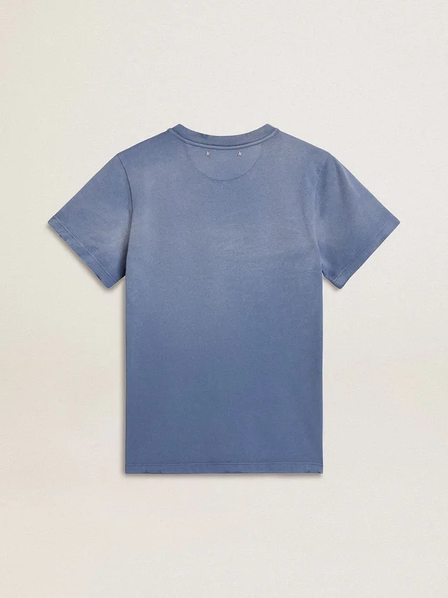 Camiseta de mujer azul claro descolorida con estampado en el pecho