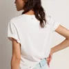 Camiseta de mujer de corte ajustado con efecto desgastado en blanco