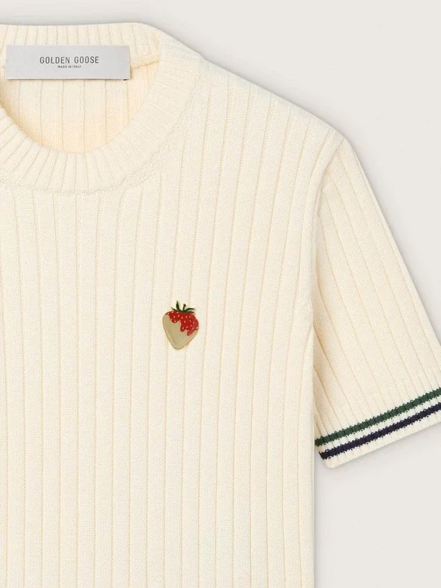 Camiseta de punto blanca para mujer con bordes en contraste y broche desmontable