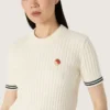 Camiseta de punto blanca para mujer con bordes en contraste y broche desmontable
