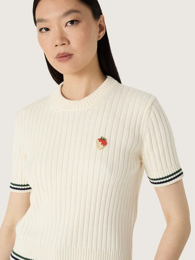Camiseta de punto blanca para mujer con bordes en contraste y broche desmontable