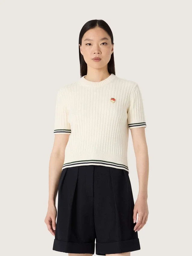 Camiseta de punto blanca para mujer con bordes en contraste y broche desmontable