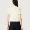 Camiseta de punto blanca para mujer con bordes en contraste y broche desmontable