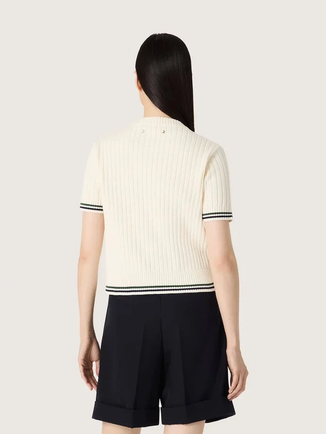 Camiseta de punto blanca para mujer con bordes en contraste y broche desmontable