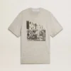 Camiseta gris de hombre con efecto vintage y estampado en el frente