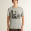 Camiseta gris de hombre con efecto vintage y estampado en el frente