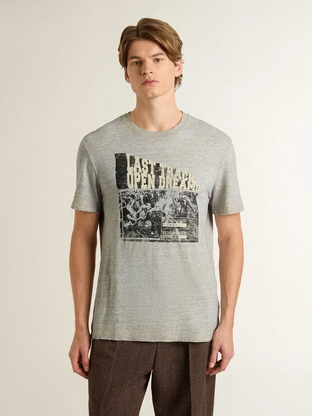 Camiseta gris de hombre con efecto vintage y estampado en el frente