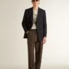 Camiseta gris de hombre con efecto vintage y estampado en el frente