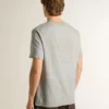 Camiseta gris de hombre con efecto vintage y estampado en el frente