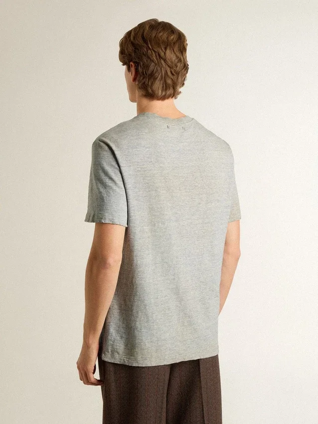 Camiseta gris de hombre con efecto vintage y estampado en el frente