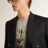 Camiseta gris de hombre con efecto vintage y estampado en el frente
