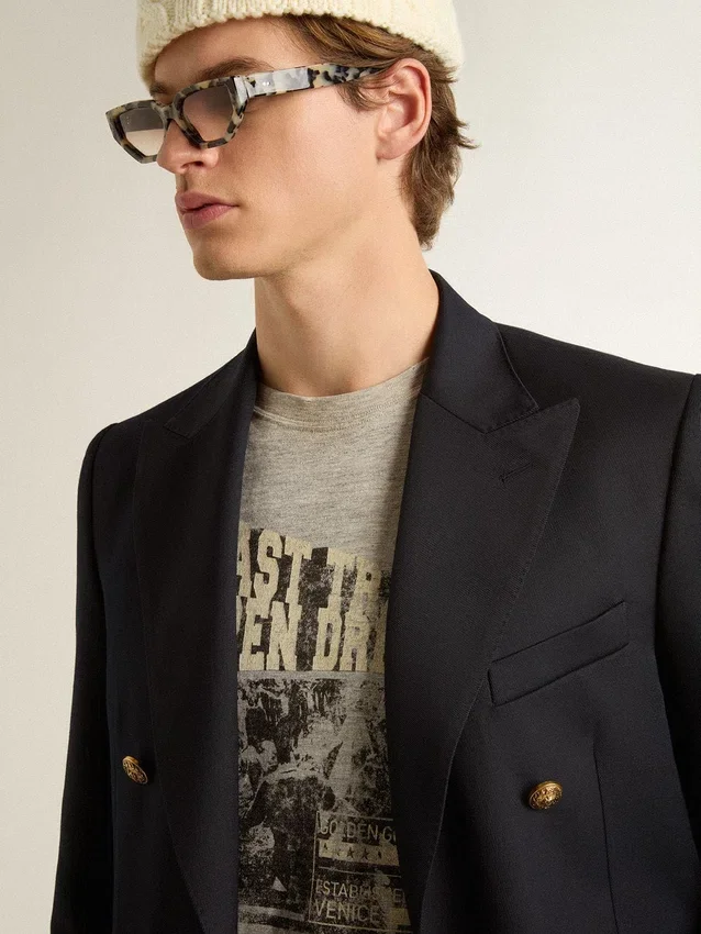 Camiseta gris de hombre con efecto vintage y estampado en el frente