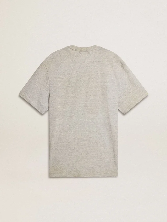 Camiseta gris de hombre con efecto vintage y estampado en el frente