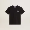 Camiseta negra con logotipo blanco en contraste en el frente y una estrella grande en la espalda