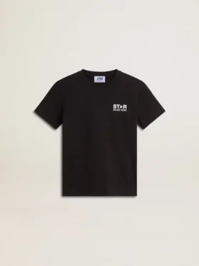 Camiseta negra con logotipo blanco en contraste en el frente y una estrella grande en la espalda