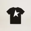 Camiseta negra con logotipo blanco en contraste en el frente y una estrella grande en la espalda