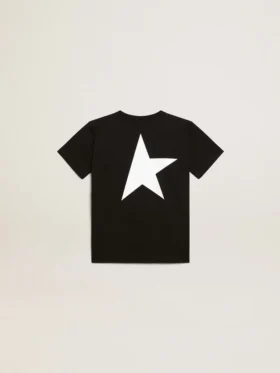 Camiseta negra con logotipo blanco en contraste en el frente y una estrella grande en la espalda