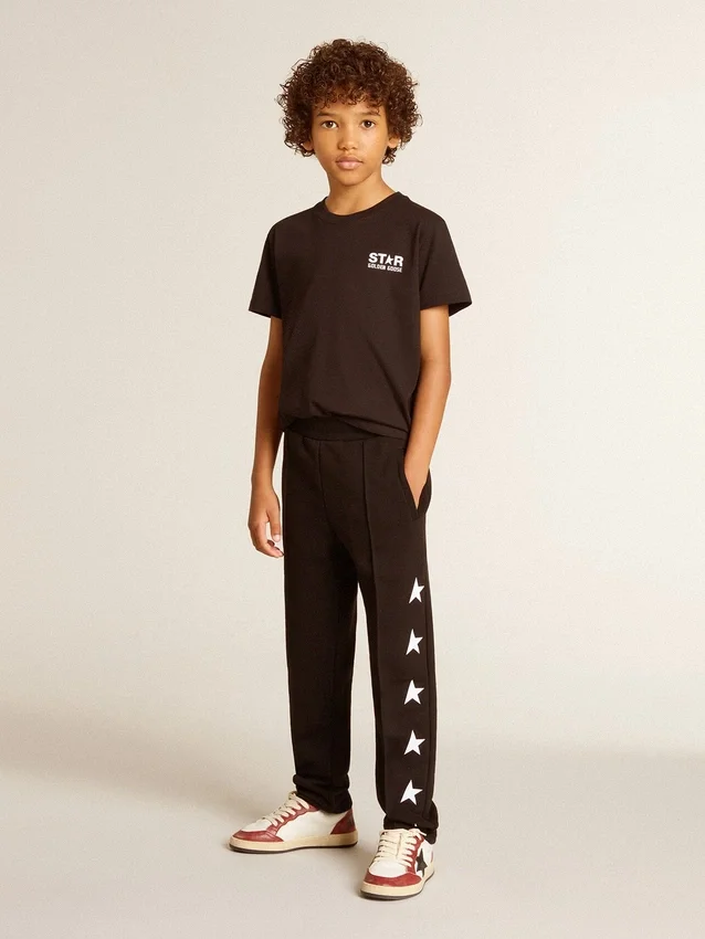 Camiseta negra con logotipo blanco en contraste en el frente y una estrella grande en la espalda