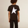 Camiseta negra con logotipo blanco en contraste en el frente y una estrella grande en la espalda