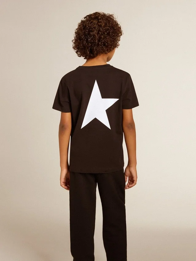 Camiseta negra con logotipo blanco en contraste en el frente y una estrella grande en la espalda