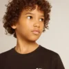 Camiseta negra con logotipo blanco en contraste en el frente y una estrella grande en la espalda